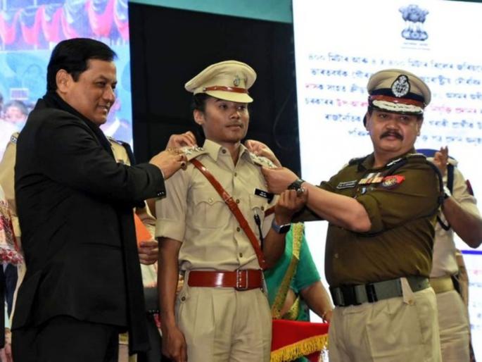 Hima Das takes oath as Deputy Superintendent of Assam Police  | अभिनंदन; भारताची सुवर्णकन्या हिमा दास बनली DSP! Hima Das takes oath as Deputy Superintendent of Assam Police  | अभिनंदन; भारताची सुवर्णकन्या हिमा दास बनली DSP!