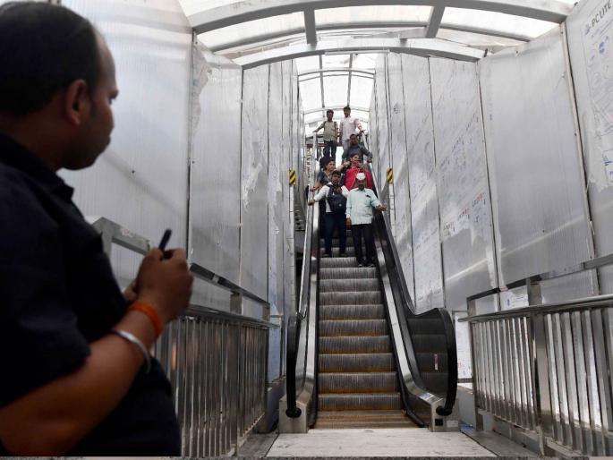himalayan bridge near csmt station the escalator has finally been opened by the bmc administration on tuesday | हिमालय पूल चढा बिनधास्त; सरकता जिना अखेर सुरू himalayan bridge near csmt station the escalator has finally been opened by the bmc administration on tuesday | हिमालय पूल चढा बिनधास्त; सरकता जिना अखेर सुरू