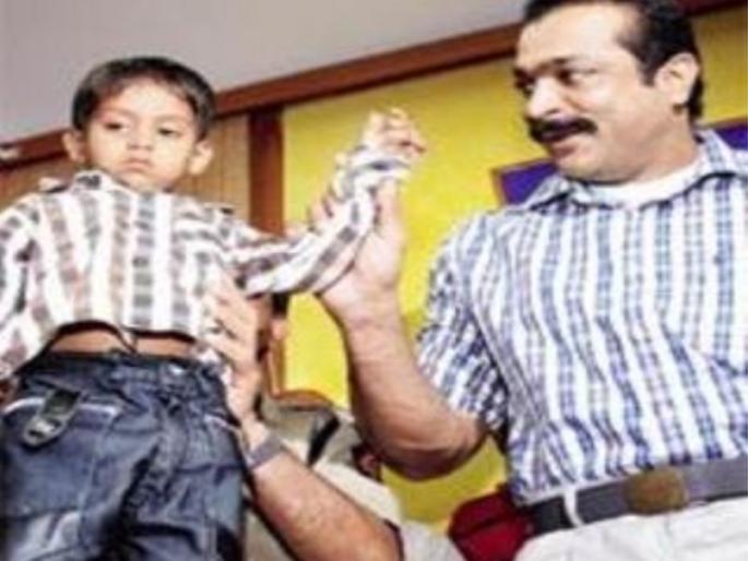 Himanshu Roy and Arup Patnaik battle rift between Mumbai police | ...म्हणून अपहरण झालेल्या मुलाला घेऊन हिमांशू रॉय पत्रकार परिषदेत आले Himanshu Roy and Arup Patnaik battle rift between Mumbai police | ...म्हणून अपहरण झालेल्या मुलाला घेऊन हिमांशू रॉय पत्रकार परिषदेत आले