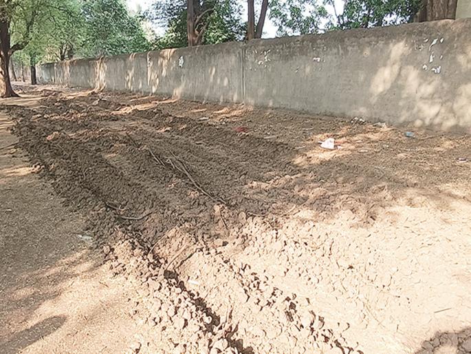 Administration dug all the roads in Himayat Bagh! The anger of thousands of citizens who came to walk | हिमायत बागेतील सर्व रस्ते प्रशासनाने खोदले, काटे टाकले; फिरण्यास आलेल्या नागरिकांचा संताप Administration dug all the roads in Himayat Bagh! The anger of thousands of citizens who came to walk | हिमायत बागेतील सर्व रस्ते प्रशासनाने खोदले, काटे टाकले; फिरण्यास आलेल्या नागरिकांचा संताप