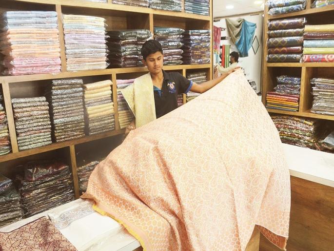 Aurangabad's ancient 'Himaru' cloth art is critical in time lapse | निजामकाळात नवरदेवाला लागायची ‘हिमरू’चीच शेरवानी; आता गतवैभवाला लागली उतरती कळा Aurangabad's ancient 'Himaru' cloth art is critical in time lapse | निजामकाळात नवरदेवाला लागायची ‘हिमरू’चीच शेरवानी; आता गतवैभवाला लागली उतरती कळा