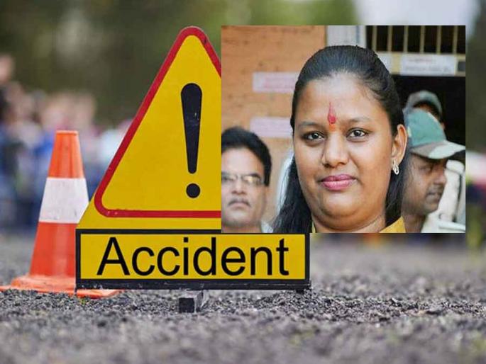 BJP MP Heena Gavit injured in an accident, while rescuing a two-wheeler woman, the car collided with a divider. | भाजपा खासदार हीना गावित अपघातात जखमी, दुचाकीस्वार महिलेला वाचवाताना कार दुभाजकावर आदळून झाला अपघात BJP MP Heena Gavit injured in an accident, while rescuing a two-wheeler woman, the car collided with a divider. | भाजपा खासदार हीना गावित अपघातात जखमी, दुचाकीस्वार महिलेला वाचवाताना कार दुभाजकावर आदळून झाला अपघात