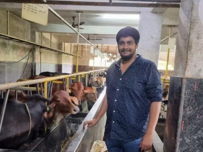 civil engineer jaguru achar harinder leaves job to start cow farming business earns rs 10 lakh monthly | फक्त दूध नव्हे तर शेण विकून झाला करोडपती; इंजिनिअर बनला उद्योगपती; आता कोट्यवधींची कमाई civil engineer jaguru achar harinder leaves job to start cow farming business earns rs 10 lakh monthly | फक्त दूध नव्हे तर शेण विकून झाला करोडपती; इंजिनिअर बनला उद्योगपती; आता कोट्यवधींची कमाई