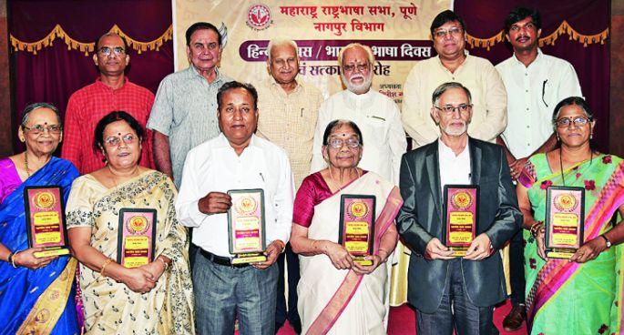 Hindi should be strong for adding country - Ulhas Pawar | देश जोडण्यासाठी हिंदी प्रबळ व्हावी - उल्हास पवार Hindi should be strong for adding country - Ulhas Pawar | देश जोडण्यासाठी हिंदी प्रबळ व्हावी - उल्हास पवार