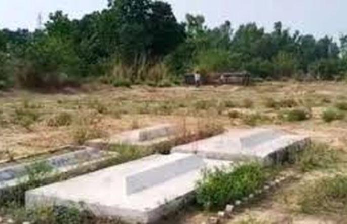 The encroachers obstruct the funeral of the deceased in a Hindu burial ground | हिंदू दफनभूमिमध्ये मृतदेहावर अंत्यसंस्कार करण्यास अतिक्रमकांची आडकाठी The encroachers obstruct the funeral of the deceased in a Hindu burial ground | हिंदू दफनभूमिमध्ये मृतदेहावर अंत्यसंस्कार करण्यास अतिक्रमकांची आडकाठी