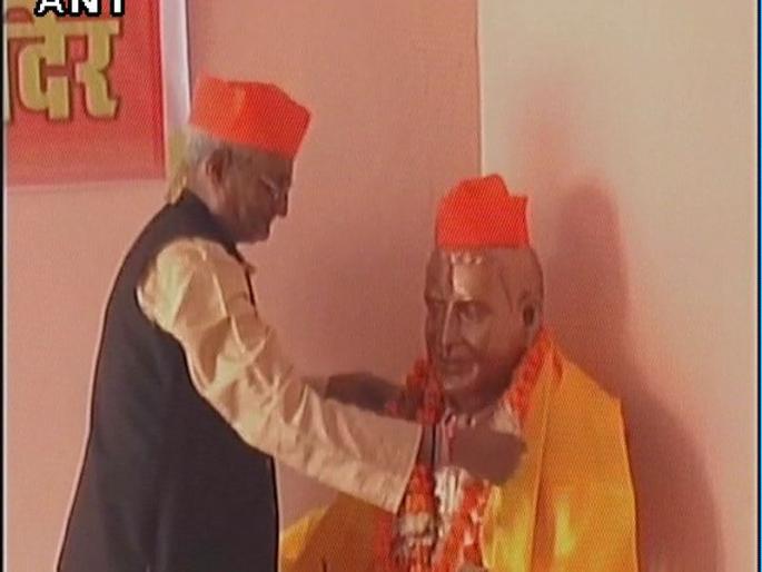 The Hindu Mahasabha built a temple of Goddess Nathuram Godse | हिंदू महासभेनं बांधलं नथुराम गोडसेचं मंदिर, आरती करुन वाटला प्रसाद The Hindu Mahasabha built a temple of Goddess Nathuram Godse | हिंदू महासभेनं बांधलं नथुराम गोडसेचं मंदिर, आरती करुन वाटला प्रसाद