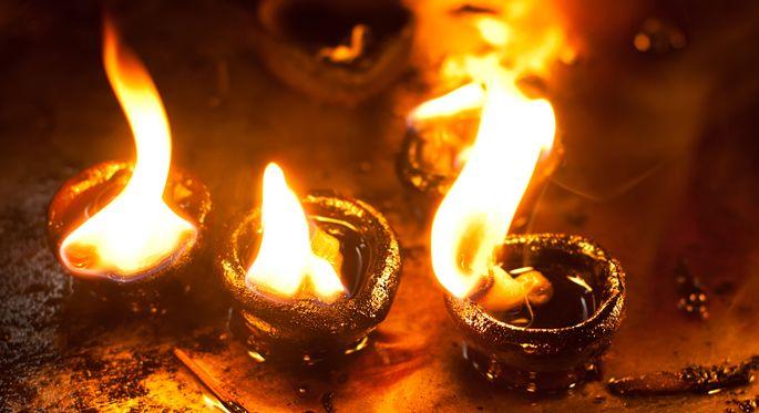 The funeral according to the customs of the deceased at Lockdown; Many live alone | लॉकडाऊनमध्ये मृतांवर व्हावेत रीतिरिवाजानुसार अंत्यसंस्कार; अनेक जण राहतात एकटे The funeral according to the customs of the deceased at Lockdown; Many live alone | लॉकडाऊनमध्ये मृतांवर व्हावेत रीतिरिवाजानुसार अंत्यसंस्कार; अनेक जण राहतात एकटे