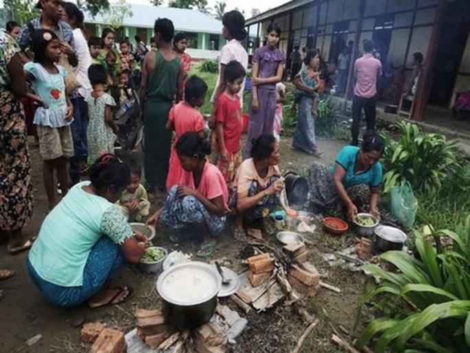 500 Hindus flee from Myanmar due to racial violence | वांशिक दंगलींमुळे म्यानमारमधील 500 हिंदूंचे बांगलादेशात पलायन 500 Hindus flee from Myanmar due to racial violence | वांशिक दंगलींमुळे म्यानमारमधील 500 हिंदूंचे बांगलादेशात पलायन