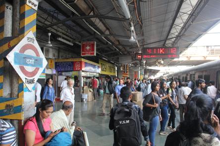 Ticket brokers rally in Thane station; Three accused were arrested in three years | ठाणे स्थानकात तिकीट दलालांचा सुळसुळाट; तीन वर्षांत ८६ आरोपी पकडले Ticket brokers rally in Thane station; Three accused were arrested in three years | ठाणे स्थानकात तिकीट दलालांचा सुळसुळाट; तीन वर्षांत ८६ आरोपी पकडले