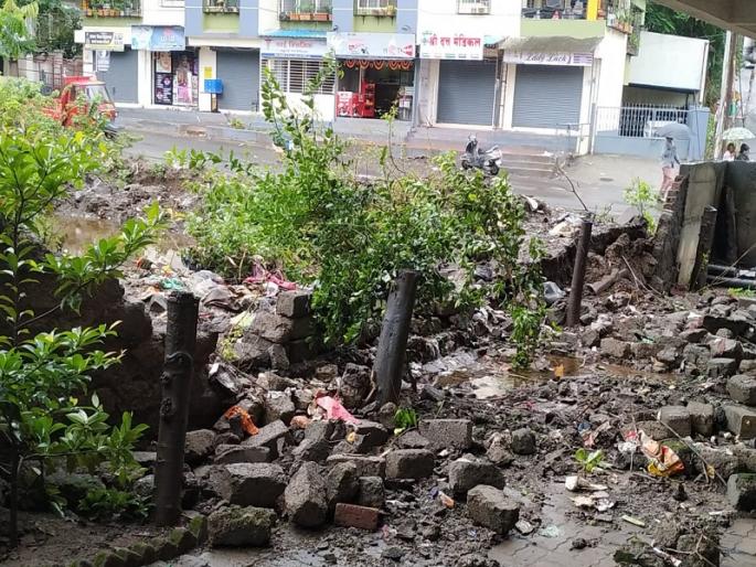 The torrential rains caused the protective wall of the society to collapse | मुसळधार पावसामुळे सोसायटीची संरक्षक भिंत कोसळली The torrential rains caused the protective wall of the society to collapse | मुसळधार पावसामुळे सोसायटीची संरक्षक भिंत कोसळली