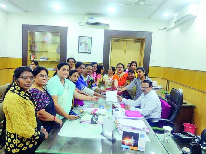 Hang the accused who burns the teacher | शिक्षिकेला जाळणाऱ्या आरोपीला फासावर लटकवा : निवेदनाद्वारे केली सुरक्षेची मागणी Hang the accused who burns the teacher | शिक्षिकेला जाळणाऱ्या आरोपीला फासावर लटकवा : निवेदनाद्वारे केली सुरक्षेची मागणी