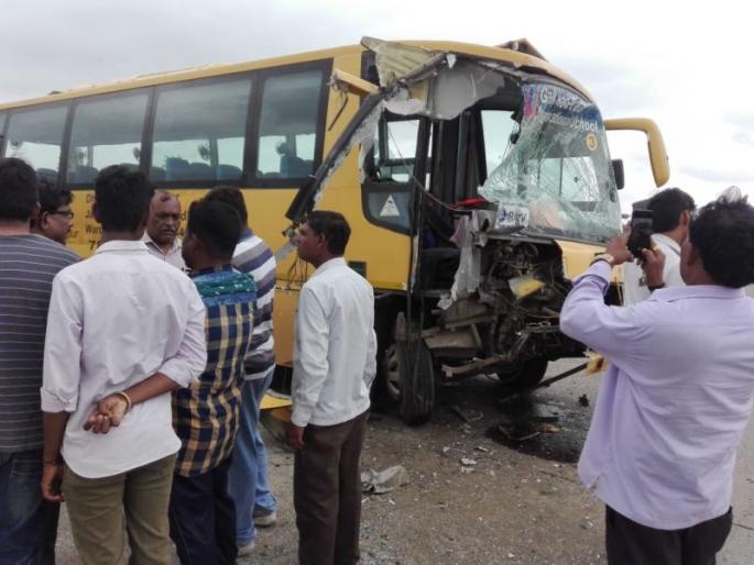 The truck hit the school bus on the Nagpur-Wardha road at Dongergaon | नागपूर-वर्धा मार्गावर डोंगरगावात स्कूलबसला ट्रकची धडक The truck hit the school bus on the Nagpur-Wardha road at Dongergaon | नागपूर-वर्धा मार्गावर डोंगरगावात स्कूलबसला ट्रकची धडक