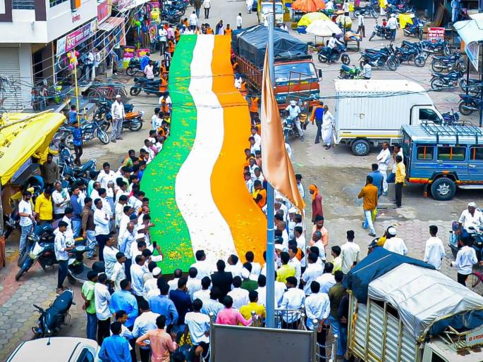 Kurunda villagers took out 100 feet tricolor rally | कुरूंदा ग्रामस्थांनी काढली १०० फूट तिरंगा रॅली Kurunda villagers took out 100 feet tricolor rally | कुरूंदा ग्रामस्थांनी काढली १०० फूट तिरंगा रॅली