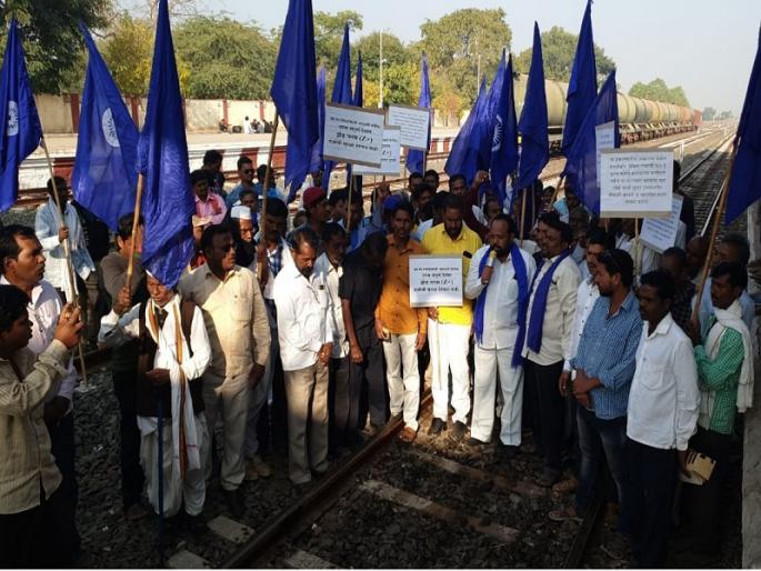 Railroko protests against the attack on Union Minister Athawale in Hingoli | हिंगोलीत केंद्रीय मंत्री आठवले यांच्यावरील हल्ल्याच्या निषेधार्थ रेलरोको आंदोलन Railroko protests against the attack on Union Minister Athawale in Hingoli | हिंगोलीत केंद्रीय मंत्री आठवले यांच्यावरील हल्ल्याच्या निषेधार्थ रेलरोको आंदोलन