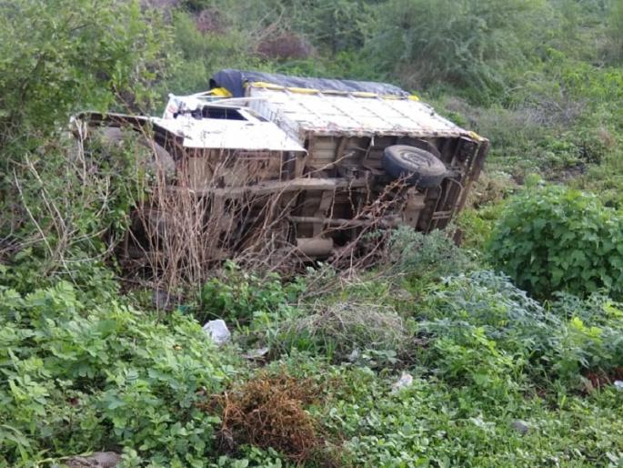 Hingoli warkari's vehicle accident; Death of a devotee on the spot | हिंगोलीच्या वारकऱ्यांच्या वाहनास अपघात; एका भाविकाचा जागीच मृत्यू Hingoli warkari's vehicle accident; Death of a devotee on the spot | हिंगोलीच्या वारकऱ्यांच्या वाहनास अपघात; एका भाविकाचा जागीच मृत्यू