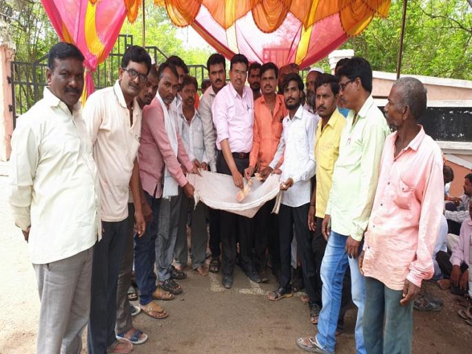 retail traders agitaion for land in Hingoli | हिंगोलीत किरकोळ व्यापाऱ्यांनी केले भिक मांगो आंदोलन retail traders agitaion for land in Hingoli | हिंगोलीत किरकोळ व्यापाऱ्यांनी केले भिक मांगो आंदोलन