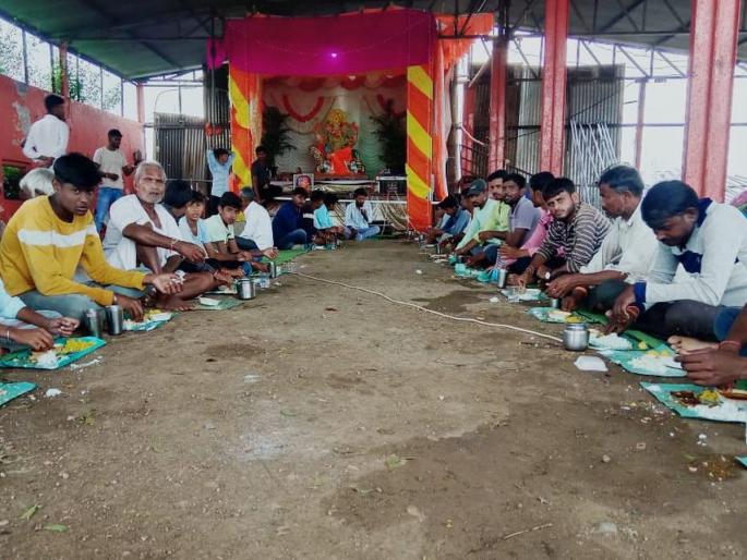 Chulband Autan by Ganesh Mandal in Vaijapur on immersion day | विसर्जनाच्या दिवशी वैजापूरमध्ये गणेश मंडळातर्फे चूलबंद औतन Chulband Autan by Ganesh Mandal in Vaijapur on immersion day | विसर्जनाच्या दिवशी वैजापूरमध्ये गणेश मंडळातर्फे चूलबंद औतन