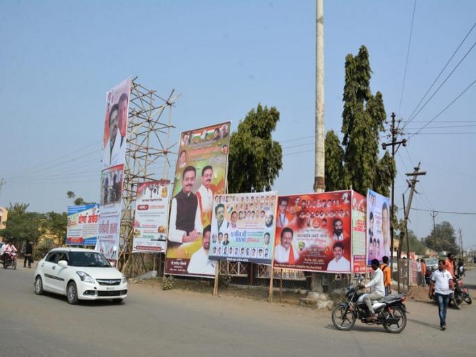 Hingoli detection of statues of Legends of Hingoli | हिंगोलीत महापुरूषांच्या पुतळ्यांना होर्डिंगचा विळखा Hingoli detection of statues of Legends of Hingoli | हिंगोलीत महापुरूषांच्या पुतळ्यांना होर्डिंगचा विळखा