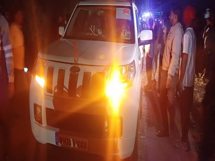 Jansurajya Shakti Party candidate Padeshwar Maharajs car pelted with stones Maharaj injured | जनसुराज्य शक्ती पक्षाचे उमेदवार पादेश्वर महाराजांच्या गाडीवर दगडफेक; महाराज जखमी Jansurajya Shakti Party candidate Padeshwar Maharajs car pelted with stones Maharaj injured | जनसुराज्य शक्ती पक्षाचे उमेदवार पादेश्वर महाराजांच्या गाडीवर दगडफेक; महाराज जखमी