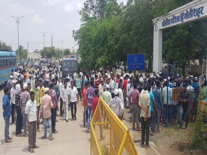 In Hingoli, cremation of that child is delayed to 22 hrs | हिंगोलीत २२ तास ताटकळले ‘त्या’ बालकाचे प्रेत In Hingoli, cremation of that child is delayed to 22 hrs | हिंगोलीत २२ तास ताटकळले ‘त्या’ बालकाचे प्रेत