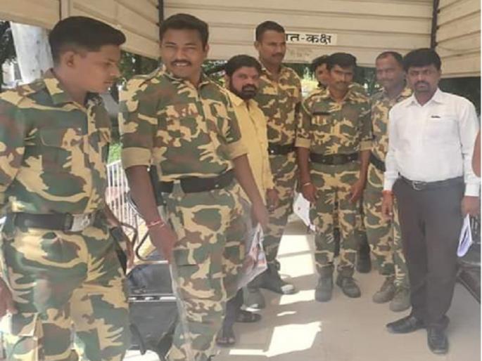 Chief Minister's visit to Hingoli and many others in detention | हिंगोलीत मुख्यमंत्र्यांची महाजनादेश यात्रा, अन् अनेकजन नजरकैदेत Chief Minister's visit to Hingoli and many others in detention | हिंगोलीत मुख्यमंत्र्यांची महाजनादेश यात्रा, अन् अनेकजन नजरकैदेत