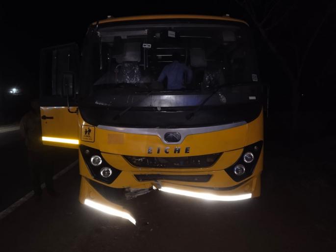 Speeding school bus with no number plates hits two-wheeler; two die | विनाक्रमांकांच्या भरधाव स्कूल बसची दुचाकीला धडक; दोघांचा मृत्यू Speeding school bus with no number plates hits two-wheeler; two die | विनाक्रमांकांच्या भरधाव स्कूल बसची दुचाकीला धडक; दोघांचा मृत्यू