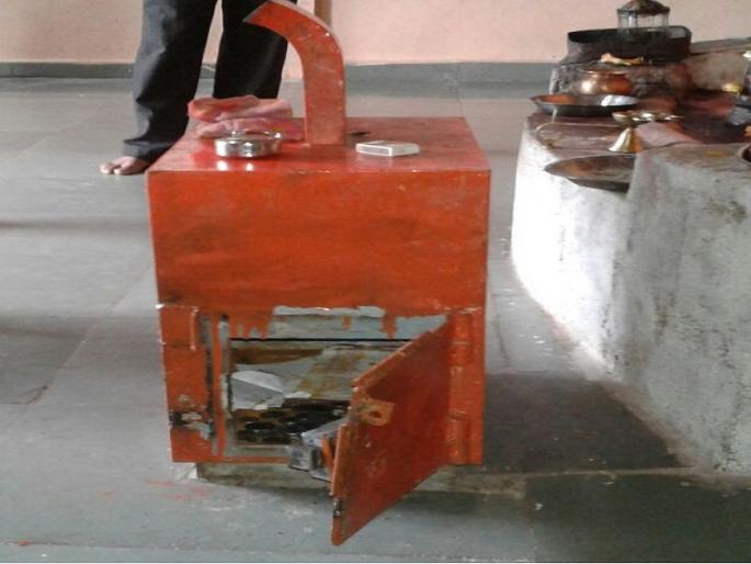 Hingoli thieves broke the Ganapati temple's donation box | हिंगोलीत चोरट्यांनी गणपती मंदिराची दानपेटी फोडली 