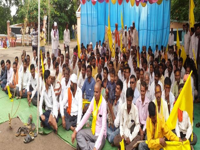 For the reservation, the Dhol Jagar movement was done by Dhangar community In hingoli | आरक्षणासाठी हिंगोलीत धनगर समाजाने केले ढोल जागर आंदोलन For the reservation, the Dhol Jagar movement was done by Dhangar community In hingoli | आरक्षणासाठी हिंगोलीत धनगर समाजाने केले ढोल जागर आंदोलन