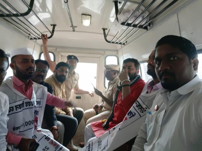 Farmers organs for sale march on the legislature in Nagpur, police detained them | अवयव विक्रीस काढणाऱ्या शेतकऱ्यांची नागपूरात विधीमंडळावर धडक, पोलिसांनी घेतले ताब्यात  Farmers organs for sale march on the legislature in Nagpur, police detained them | अवयव विक्रीस काढणाऱ्या शेतकऱ्यांची नागपूरात विधीमंडळावर धडक, पोलिसांनी घेतले ताब्यात
