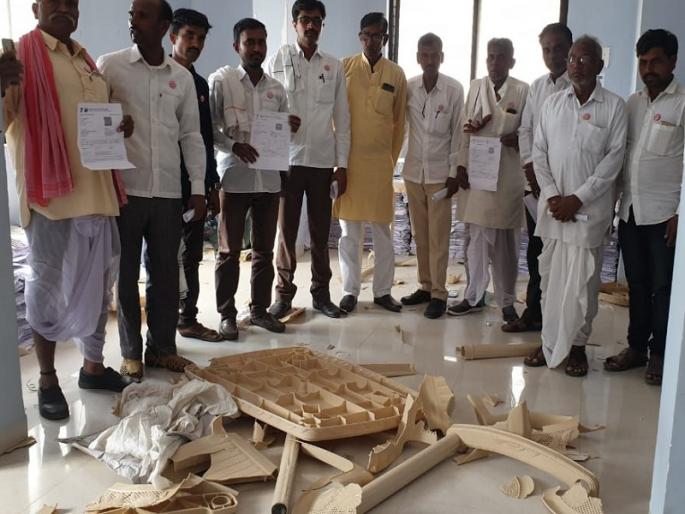 Farmers vandalize office of crop insurance company in Hingoli | हिंगोलीत पीकविमा कंपनीच्या कार्यालयाची शेतकऱ्यांकडून तोडफोड Farmers vandalize office of crop insurance company in Hingoli | हिंगोलीत पीकविमा कंपनीच्या कार्यालयाची शेतकऱ्यांकडून तोडफोड