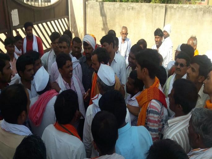 In Hingoli dispute between farmers and security guards; Directors run towards police station | हिंगोलीत शेतकरी आणि सुरक्षा रक्षकाच्या वादातून मोंढ्यात गोंधळ; संचालकांची ठाण्यात धाव In Hingoli dispute between farmers and security guards; Directors run towards police station | हिंगोलीत शेतकरी आणि सुरक्षा रक्षकाच्या वादातून मोंढ्यात गोंधळ; संचालकांची ठाण्यात धाव