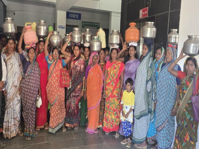 Women's Ghagar Morcha marches to Hingoli Zilla Parishad for water | पाण्यासाठी हिंगोली जिल्हा परिषदेवर धडकला महिलांचा घागर मोर्चा  Women's Ghagar Morcha marches to Hingoli Zilla Parishad for water | पाण्यासाठी हिंगोली जिल्हा परिषदेवर धडकला महिलांचा घागर मोर्चा