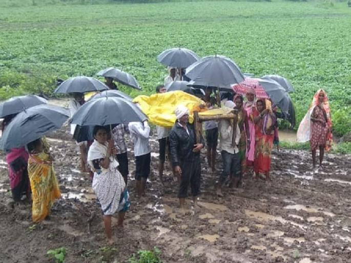 The pregnant mother was taken to the hospital by lifting on bed due to lack of road | बिकट वाट ! रस्ता नसल्याने गर्भवती मातेस चक्क खाटावरून नेले रुग्णालयात