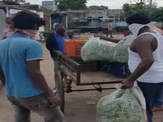 Lockdown In Hingoli: Squad action on those who leave the house without any reason | Lockdown In Hingoli : विनाकारण घराबाहेर पडणाऱ्यांवर पथकाची कारवाई Lockdown In Hingoli: Squad action on those who leave the house without any reason | Lockdown In Hingoli : विनाकारण घराबाहेर पडणाऱ्यांवर पथकाची कारवाई