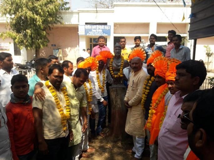 On the background of the Chief Minister's visit, the Maratha Shiv Sena workers were reinstated | मुख्यमंत्र्यांच्या दौऱ्याच्या पार्श्वभूमीवर मराठा शिवसैनिक सेनेच्या कार्यकर्त्यांना पुन्हा ठेवले नजरकैदेत