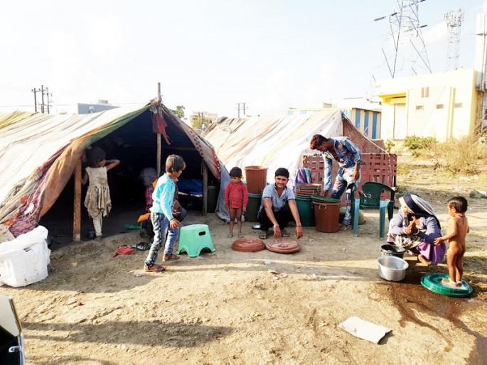 Happy Diwali in others; The innocent enthusiasm of the children's company only on torn clothes | दुसऱ्यांच्या दिवाळीतच पालावरच्यांना आनंद; फाटक्या कापडांवरच बच्चे कंपनीचा निरागस उत्साह Happy Diwali in others; The innocent enthusiasm of the children's company only on torn clothes | दुसऱ्यांच्या दिवाळीतच पालावरच्यांना आनंद; फाटक्या कापडांवरच बच्चे कंपनीचा निरागस उत्साह