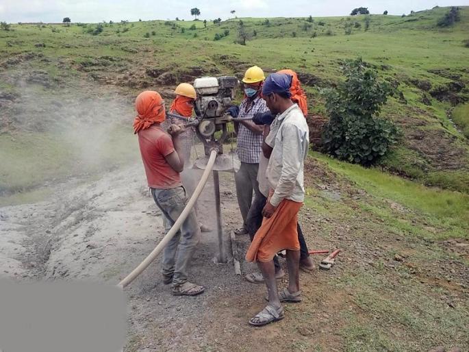ONGC survey in search of gasoline at Hingoli; Boar taken in the forests | ओएनजीसीकडून पेट्रोलच्या शोधार्थ औंढ्यात सर्वेक्षण; वनशिवारात घेतले बोअर ONGC survey in search of gasoline at Hingoli; Boar taken in the forests | ओएनजीसीकडून पेट्रोलच्या शोधार्थ औंढ्यात सर्वेक्षण; वनशिवारात घेतले बोअर