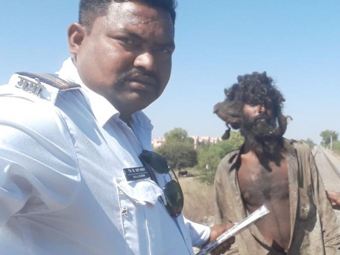 As 'luck fortnight', he read it! Traffic Police's success to save the life of an innocent person walking through the railway track | ' नशीब बलवत्तर ' म्हणून तो वाचला ! रेल्वे रुळावरून चालणा-या भोळसर व्यक्तीचे प्राण वाचविण्यात वाहतूक पोलिसाला यश