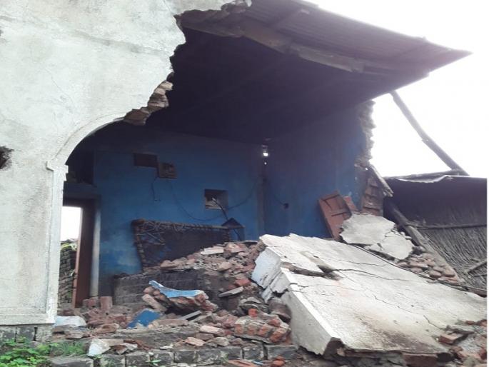The wall collapsed due to torrential rain; No casualties were reported but the family was released | मुसळधार पावसामुळे भिंत कोसळली; जीवितहानी नाही मात्र कुटुंब उघड्यावर आले The wall collapsed due to torrential rain; No casualties were reported but the family was released | मुसळधार पावसामुळे भिंत कोसळली; जीवितहानी नाही मात्र कुटुंब उघड्यावर आले