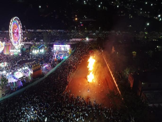 51 feet Ravan effigy burnt on Ramlila in a spectacular display of firecrackers | फटाक्यांच्या नेत्रदीपक आतषबाजीत ‘रामलीला’वर ५१ फुटी रावणाच्या पुतळ्याचे दहण 51 feet Ravan effigy burnt on Ramlila in a spectacular display of firecrackers | फटाक्यांच्या नेत्रदीपक आतषबाजीत ‘रामलीला’वर ५१ फुटी रावणाच्या पुतळ्याचे दहण