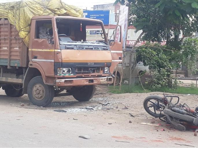 Stone-pelting; Stressful scenario in Hingoli | हिंगोलीत दोन गटाच्या वादातून तुफान दगडफेक; तणावसदृश्य स्थिती Stone-pelting; Stressful scenario in Hingoli | हिंगोलीत दोन गटाच्या वादातून तुफान दगडफेक; तणावसदृश्य स्थिती
