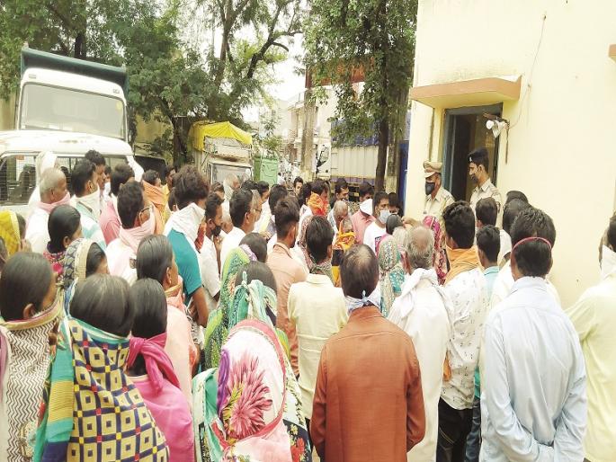 insult by leaving water on the bones before immersion; Incident at Sengaon in Hingoli district | विसर्जनापूर्वीच अस्थींवर पाणी सोडून विटंबना; हिंगोली जिल्ह्यातील सेनगावातील घटना