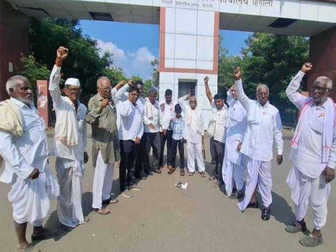 Hingoli: The package for the victims of heavy rains is a manipulation of figures; a mockery of government decisions | Hingoli: अतिवृष्टीग्रस्तांसाठीचे पॅकेज म्हणजे आकड्यांची हेराफेरी; आंदोलकांनी केली GRची होळी Hingoli: The package for the victims of heavy rains is a manipulation of figures; a mockery of government decisions | Hingoli: अतिवृष्टीग्रस्तांसाठीचे पॅकेज म्हणजे आकड्यांची हेराफेरी; आंदोलकांनी केली GRची होळी