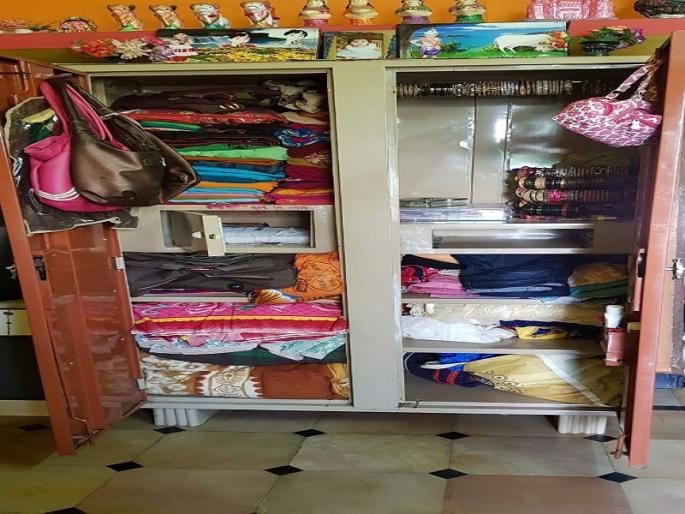 Hingoli felicitation scandal; Gold Jewelry Liquid Lock | हिंगोलीत भरदिवसा घरफोडी; सोन्याचे दागिने रोकड लंपास Hingoli felicitation scandal; Gold Jewelry Liquid Lock | हिंगोलीत भरदिवसा घरफोडी; सोन्याचे दागिने रोकड लंपास