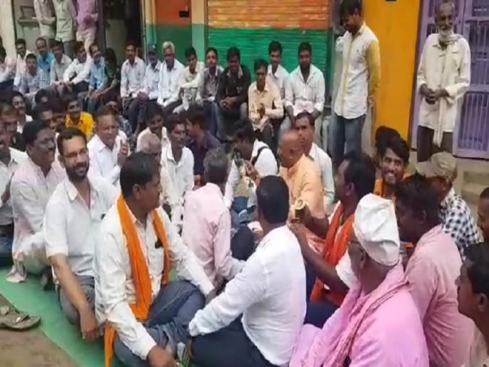 Agitation infront of MLA's house for the Maratha Reservation in Hingoli | हिंगोलीत मराठा आरक्षणासाठी आमदार मुटकुळे यांच्या घरासमोर ठिय्या