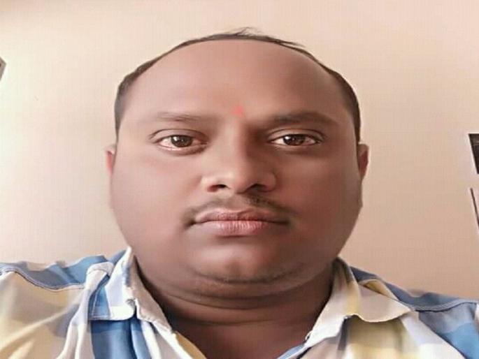 Due to the crash of the car in the pothole, one died on the spot | खड्ड्यात गाडी अडकून फेकल्या गेल्याने एकाचा जागीच मृत्यू Due to the crash of the car in the pothole, one died on the spot | खड्ड्यात गाडी अडकून फेकल्या गेल्याने एकाचा जागीच मृत्यू