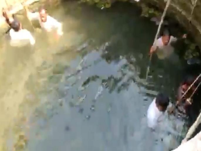 Five farmers jumped into a well due to power outage | वीजपुरवठा खंडित केल्याने पाच शेतकऱ्यांनी टाकल्या विहिरीत उड्या Five farmers jumped into a well due to power outage | वीजपुरवठा खंडित केल्याने पाच शेतकऱ्यांनी टाकल्या विहिरीत उड्या