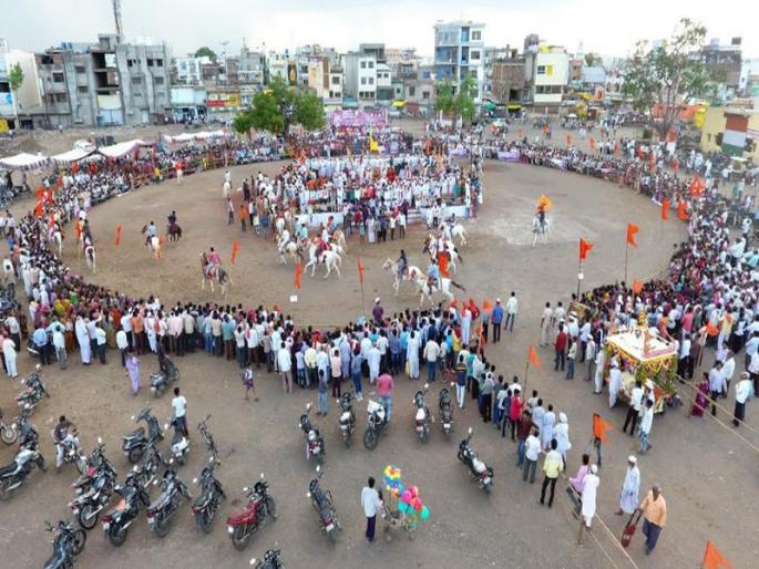 Welcoming welcome to Namdev Maharaj's palanquin in Hingoli, Lotus rush to the RINGUN SINGH | हिंगोलीत नामदेव महाराजांच्या पालखीचे उत्साहात स्वागत, रिंगण सोहळ्याला लोटली गर्दी Welcoming welcome to Namdev Maharaj's palanquin in Hingoli, Lotus rush to the RINGUN SINGH | हिंगोलीत नामदेव महाराजांच्या पालखीचे उत्साहात स्वागत, रिंगण सोहळ्याला लोटली गर्दी