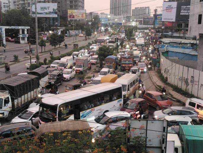 Dange Chowk-Hinjawadi road in a dilemma due to lack of widening; 'ITians' point finger at the administration | डांगे चौक-हिंजवडी रस्ता रुंदीकरणाअभावी कोंडीत;‘आयटीयन्स‘चे प्रशासनाकडे बोट