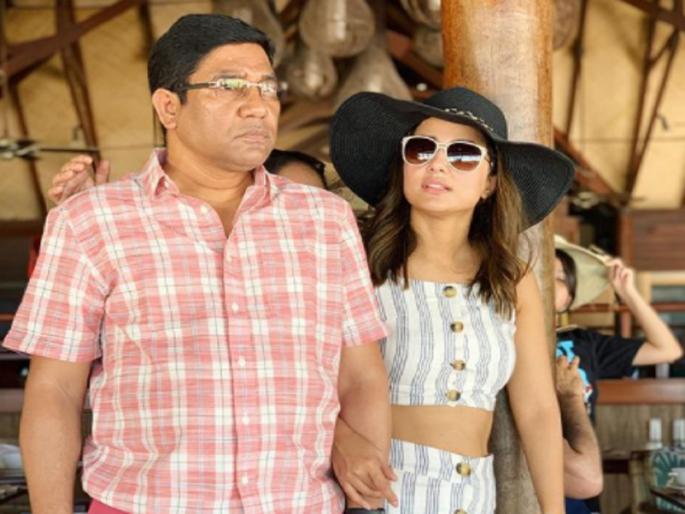 Hina Khan's father dies, actress leaves Kashmir for Mumbai | हिना खानच्या वडिलांचे निधन, अभिनेत्री काश्मीरहून मुंबईकडे झाली रवाना Hina Khan's father dies, actress leaves Kashmir for Mumbai | हिना खानच्या वडिलांचे निधन, अभिनेत्री काश्मीरहून मुंबईकडे झाली रवाना